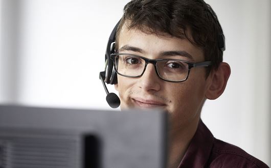 Våre dyktige supportmedarbeidere og tekniske spesialister står klare til å hjelpe deg på telefonen.