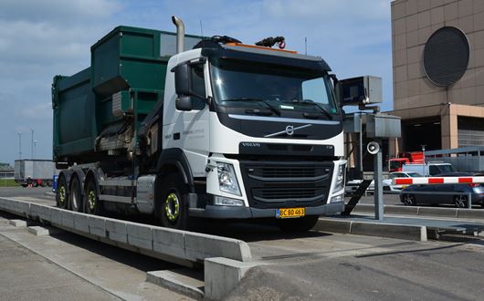 Scanvaegt 7800 brovægt til vejning af lastbiler leveres som præfabrikerede elementer, hvilket gør installationsarbejdet nemt og hurtigt.