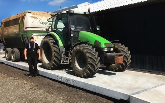Scanvaegt 6100 traktor vægt. Denne beton brovægt til vejning af traktorer er designet til landbrugssektoren