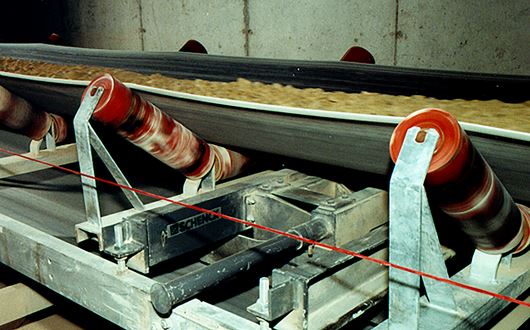 Schenck Belt weigher vejer råmaterialer, der bevæger sig i en kontinuerlig strøm, måler feed rates samt opsummerer totalmængder af materialer i transportbåndsystemer.