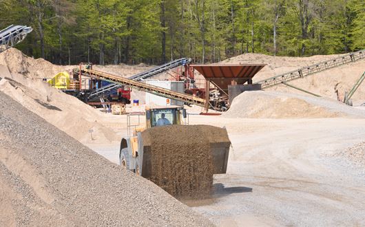 Lösning för råmaterialutlämning hanterar in- och utvägning av lastbilar, utlämningskontroll, åtkomstkontroll till området, kontroll av bommar, kommunikation och integration till ERP-systemet.