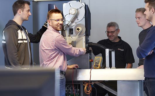 Regularnie przeprowadzamy standardowe szkolenia z obsługi urządzeń Scanvaegt, takich jak drukarki, wagi i urządzenia etykietujące.